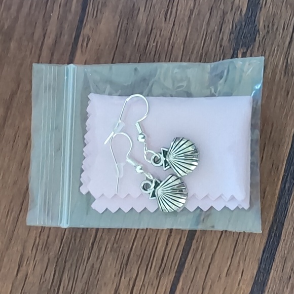 Whitz Hookz Jewelry - Handcrafted Seashell Dangle Earrings NEW